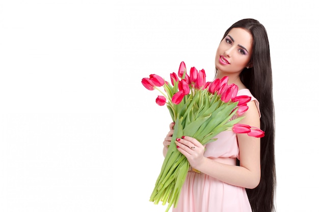Mujer con ramo de tulipanes