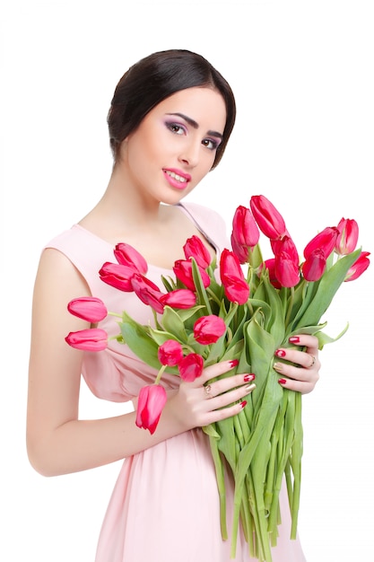 Mujer con ramo de tulipanes