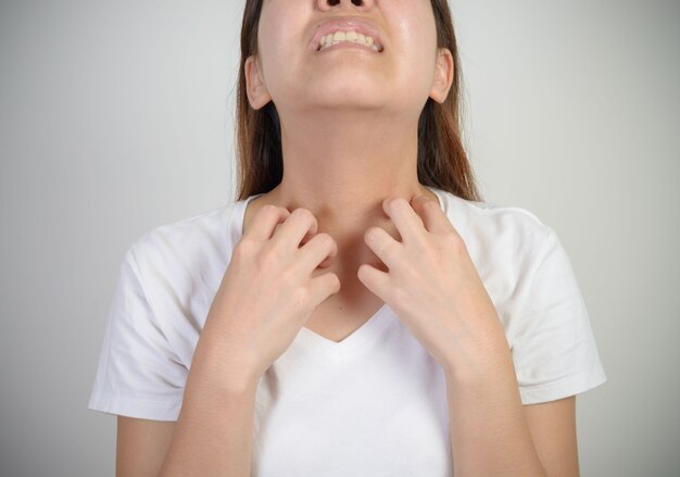 mujer rascándose el cuello