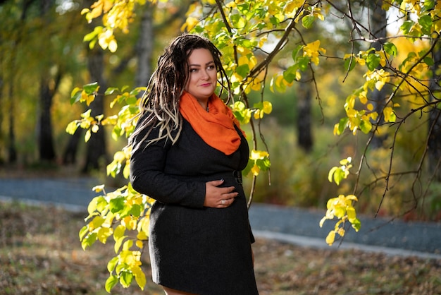 Mujer con rastas al aire libre en otoño, concepto de cultura juvenil