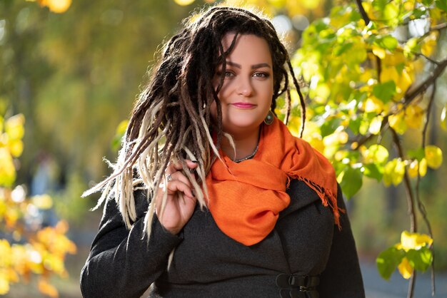 Mujer con rastas al aire libre en otoño, concepto de cultura juvenil