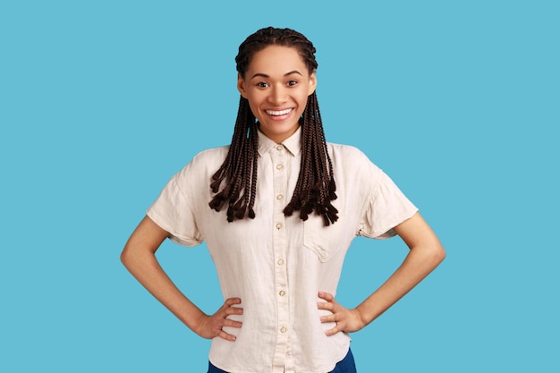 Mujer con rastas negras cogidas de la mano en la muñeca con emociones optimistas positivas