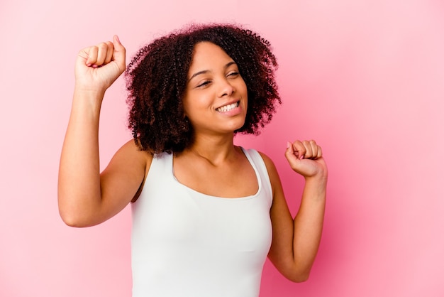 Mujer de raza mixta afroamericana joven aislada bailando y divirtiéndose.