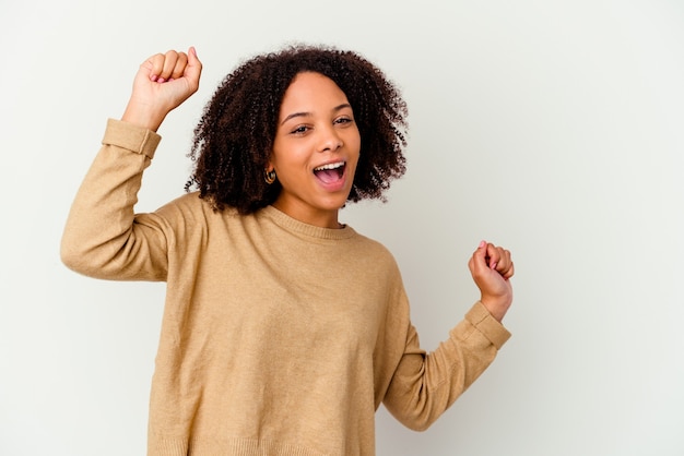 Mujer de raza mixta afroamericana joven aislada bailando y divirtiéndose.