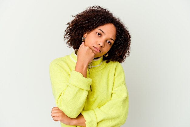 Mujer de raza mixta afroamericana joven aislada cansada de una tarea repetitiva.