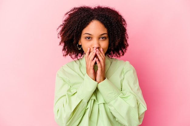 Mujer de raza mixta afroamericana joven aislada haciendo plan en mente, estableciendo una idea.