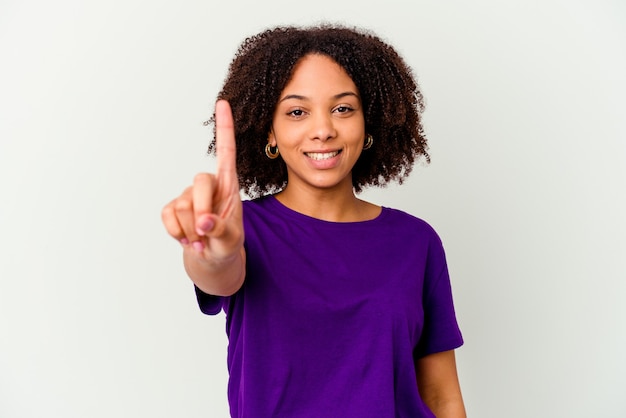 Mujer de raza mixta afroamericana joven aislada mostrando el número uno con el dedo.