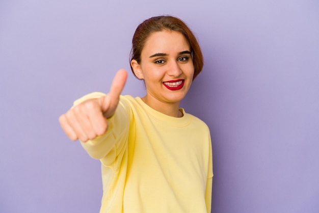 Mujer de raza mixta árabe joven sonriendo y levantando el pulgar