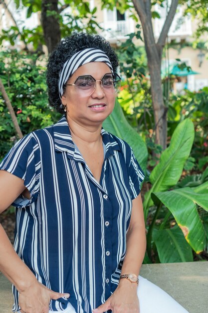 Mujer de raza mixta con belleza natural en el parque