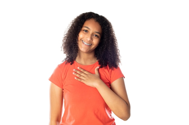 Mujer de raza mixta con lindo cabello afro