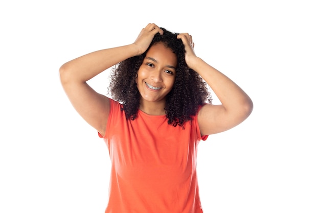 Mujer de raza mixta con lindo cabello afro