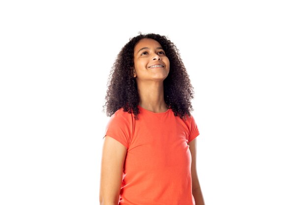 Mujer de raza mixta con lindo cabello afro