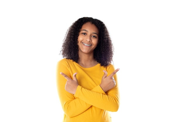 Mujer de raza mixta con lindo cabello afro