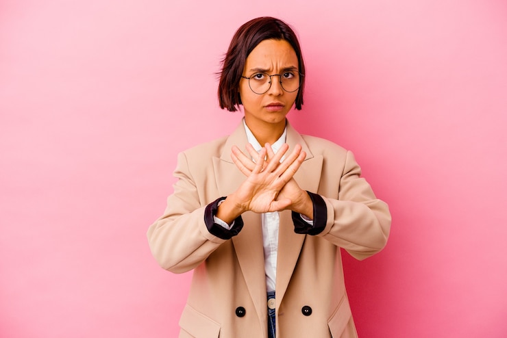 Foto mujer de raza mixta de negocios joven aislada