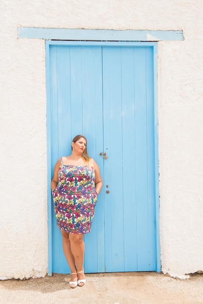 mujer real con cuerpo real representante de la diversidad en una zona costera bajo el sol