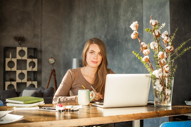 Mujer real trabajando con un nuevo proyecto de inicio en Office. Chica con laptop