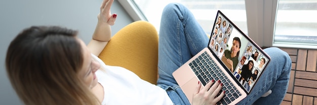 Mujer realiza transmisión en línea con colegas closeup