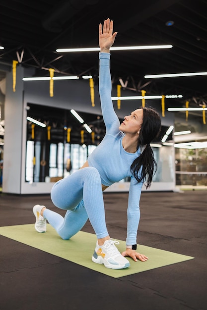 Mujer realizando ejercicio de pilates