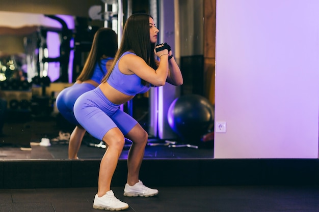 Mujer realizando ejercicios de fitness en el gimnasio.