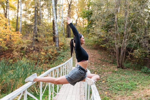 Mujer realizando una variación de la postura de paloma de ejercicio Eka Pada Rajakapotasana