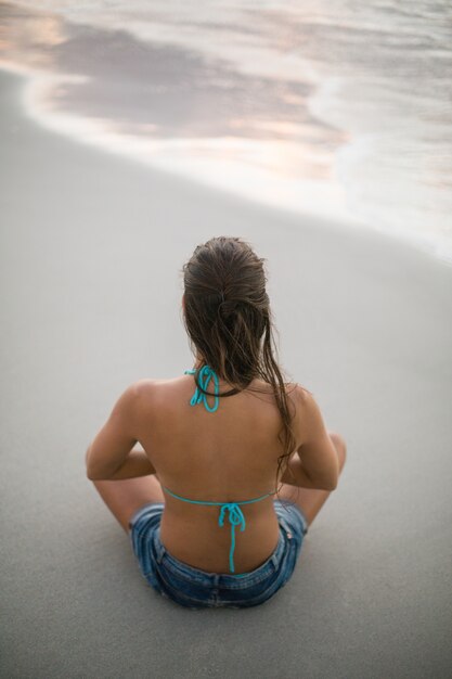 Foto mujer realizando yoga