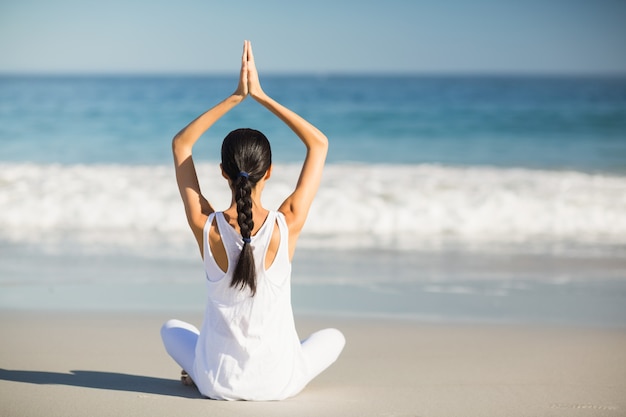 Mujer realizando yoga