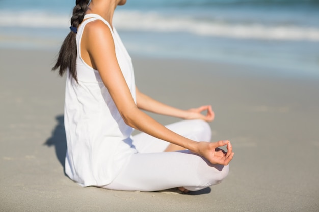 Mujer realizando yoga