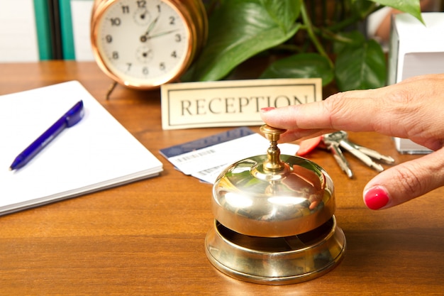 mujer en la recepción de un hotel de registro