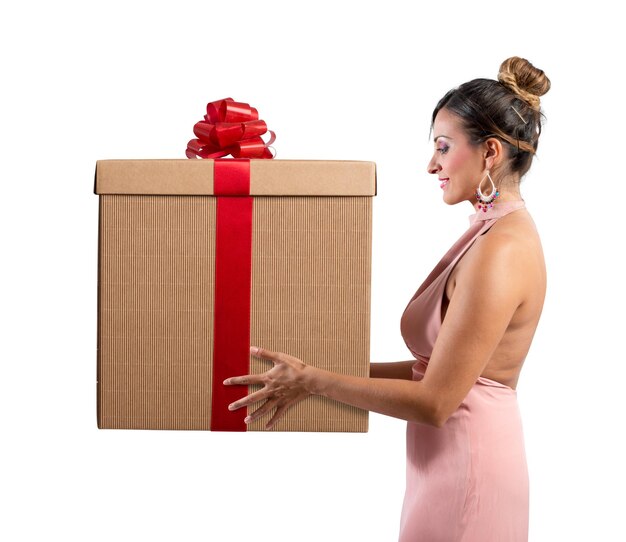 La mujer recibe un gran regalo para navidad