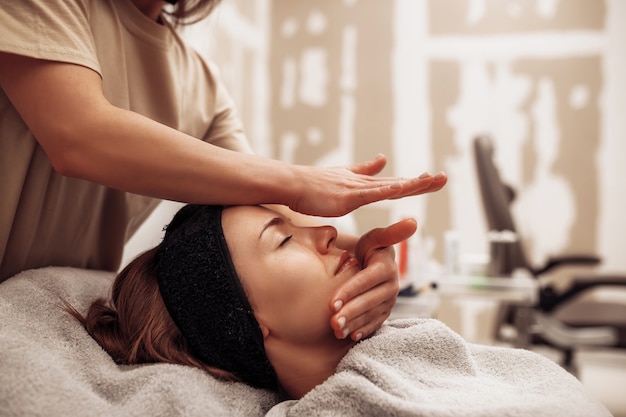 La mujer recibe un masaje facial y corporal.