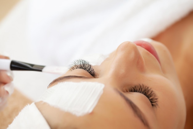 La mujer recibe una mascarilla en un salón de belleza