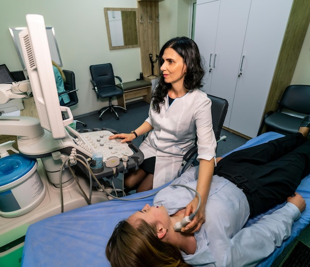 Mujer recibe ultrasonido en consultorio médico Ultrasonido ultrasonografía Vista desde arriba