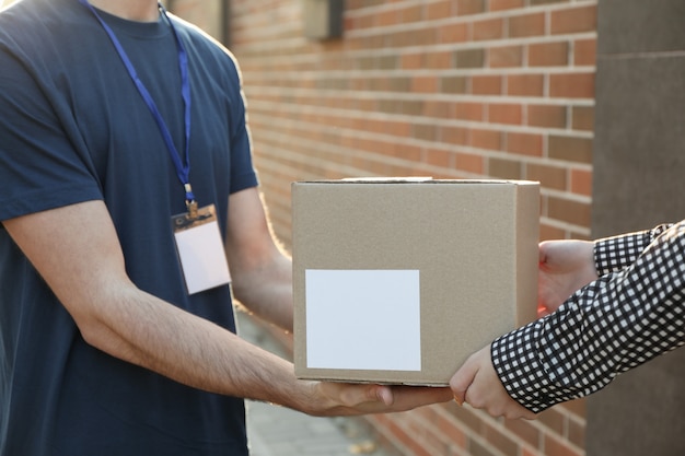 Mujer recibiendo cajas de repartidor