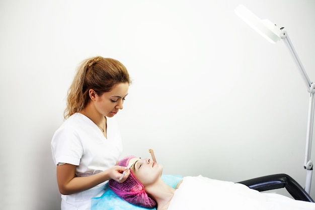 Mujer recibiendo cuidado facial en el salón de spa