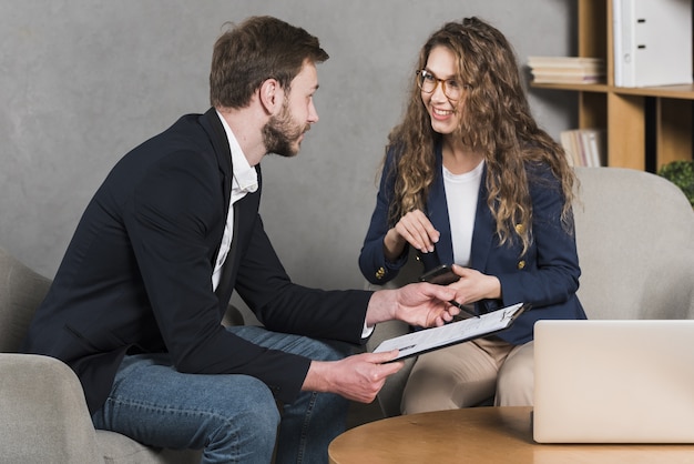 Foto mujer recibiendo entrevista para un trabajo