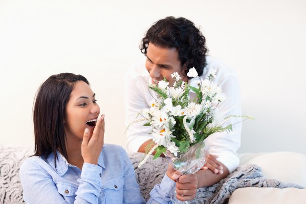 Mujer recibiendo flores de su novio