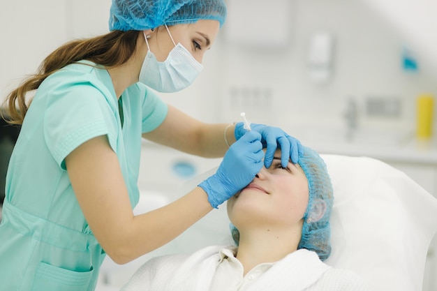 Mujer recibiendo inyecciones Inyecciones de belleza y cosmetología en la clínica Beaty Cosmetologías en medicina