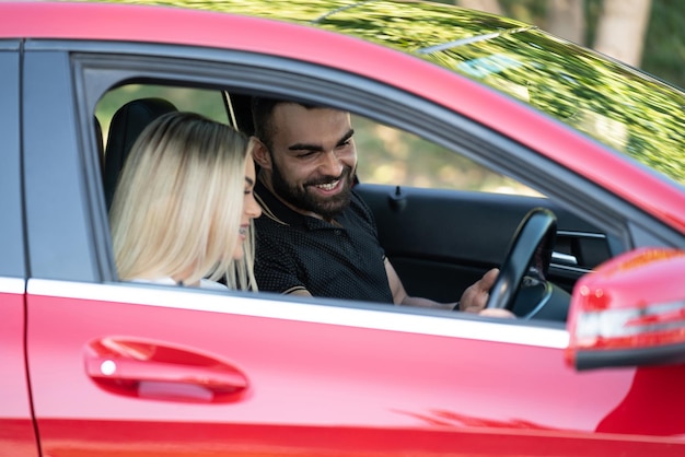 Mujer recibiendo una lección de manejo en el auto