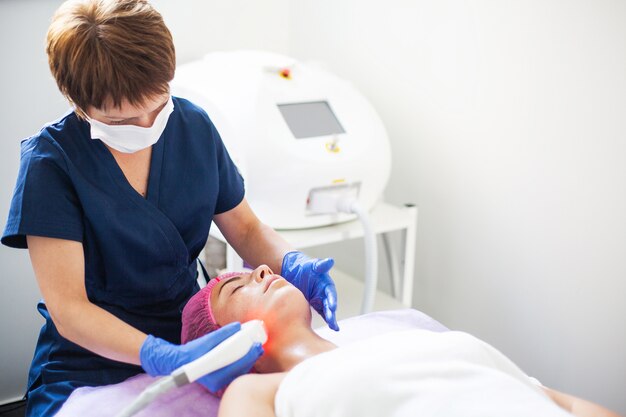 Mujer recibiendo masaje en la clínica de belleza