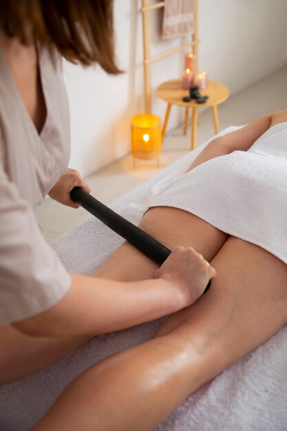 Foto mujer recibiendo un masaje de espalda de una masajista