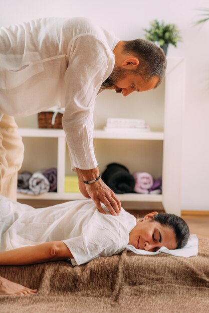 Foto mujer recibiendo masaje de espalda shiatsu