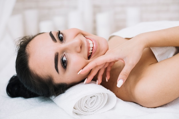 Mujer recibiendo un masaje facial relajante