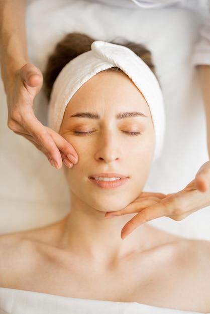 Mujer recibiendo masaje facial relajante