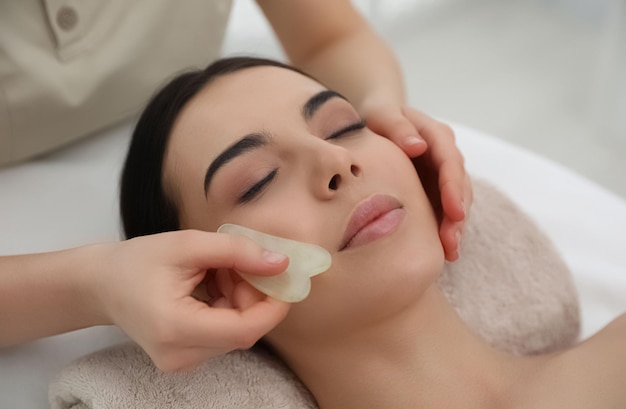 Foto mujer recibiendo un masaje facial en el spa 253