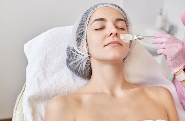 Foto mujer recibiendo un masaje facial en el spa 54