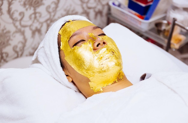 Mujer recibiendo un masaje facial en el spa 70