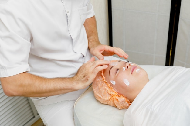 Mujer recibiendo masaje facial. Tratamiento de spa en salón de belleza