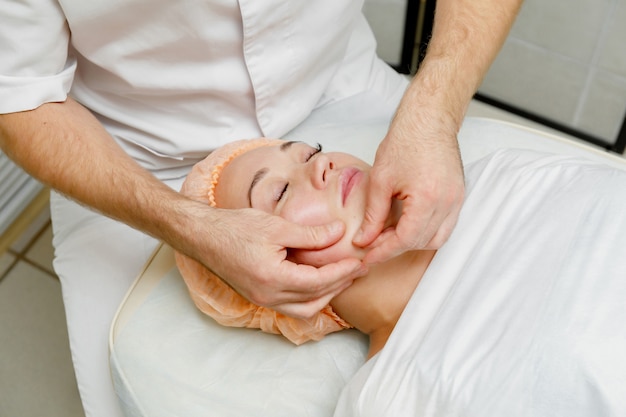 Mujer recibiendo masaje facial