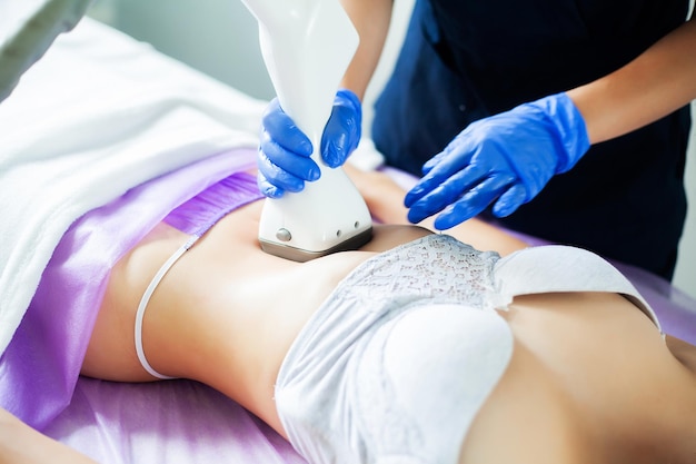 Mujer recibiendo masaje de hardware de GLP en la clínica de belleza