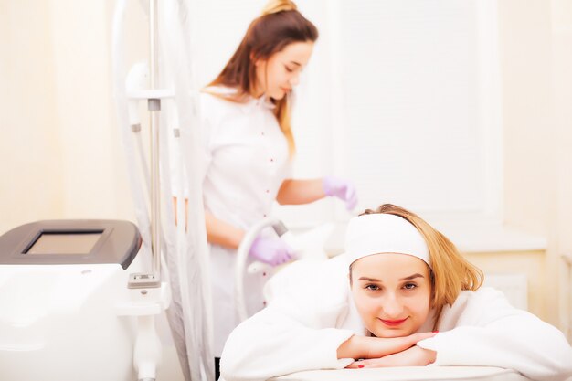 Mujer recibiendo masaje de hardware de GLP en la clínica de belleza